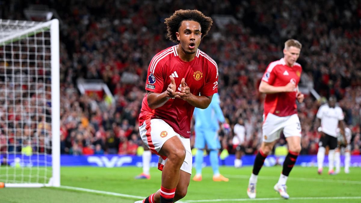 sarberman's tweet photo. Zirkzee looks like a custom player you would make on EA Sports! 

#mufc #PremierLeague https://t.co/uVOy1IdneR