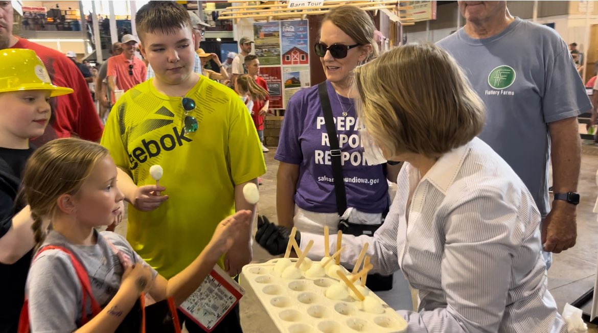 RepMMM's tweet image. Had an egg-cellent time handing out eggs on a stick at the Iowa State Fair with @IowaEggCouncil! 🥚🍳#IowaStateFair