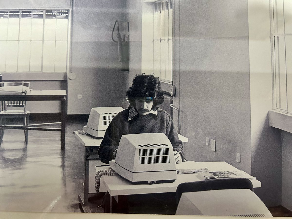 Esta foto de Pedro Almodóvar trabajando en Telefónica demuestra que sin atreverse a cumplir los sueños no hay artista que valga. De la expo de @CondeDuqueMAD