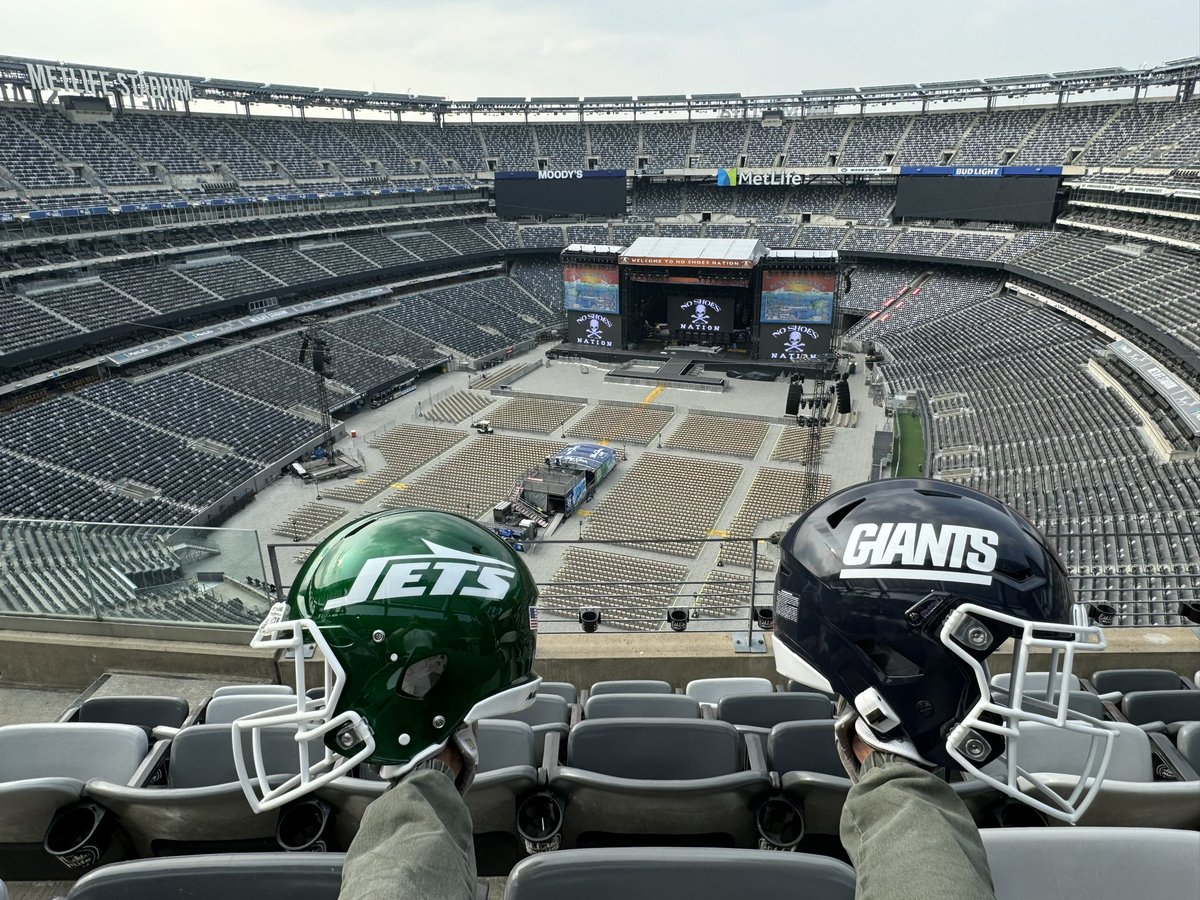 kennychesney's tweet photo. See you tomorrow night, East Rutherford, New Jersey. Very proud once again to play @MetLifeStadium, home of the @nyjets and the New York @Giants. I know the Jersey Shore will be in the house and we can’t wait. #SunGoesDownTour https://t.co/6Ubvg0bYKK