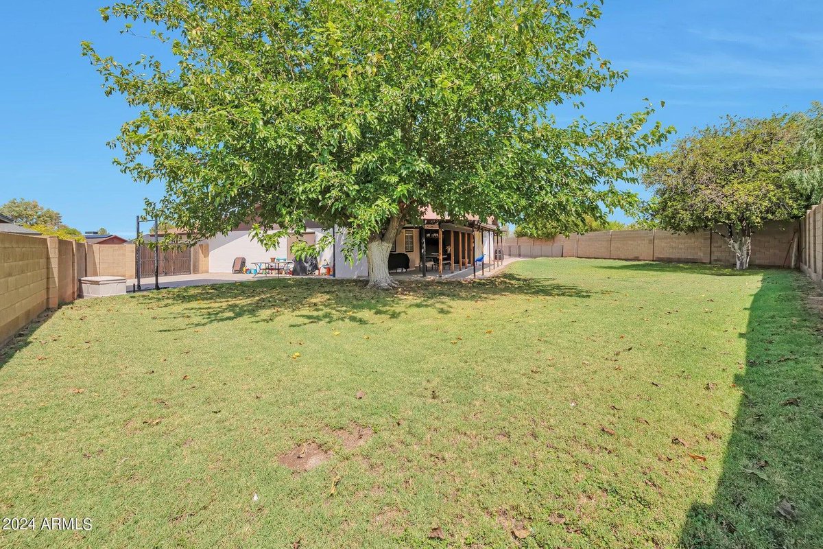AlbertAZRealtor's tweet photo. ✨ **¡PRÓXIMAMENTE!** ✨ 
🏡 **Hermosa casa de 4 habitaciones en un cul-de-sac en 1/3 de acre cerca de DT Gilbert** 🌟  
🏘️Alberto Ceja Santiago - Your Home Sold Guaranteed Realty 🏠 
623-313-8534

LCO: 48 Venture Real Estate https://t.co/peFdqXaSC4