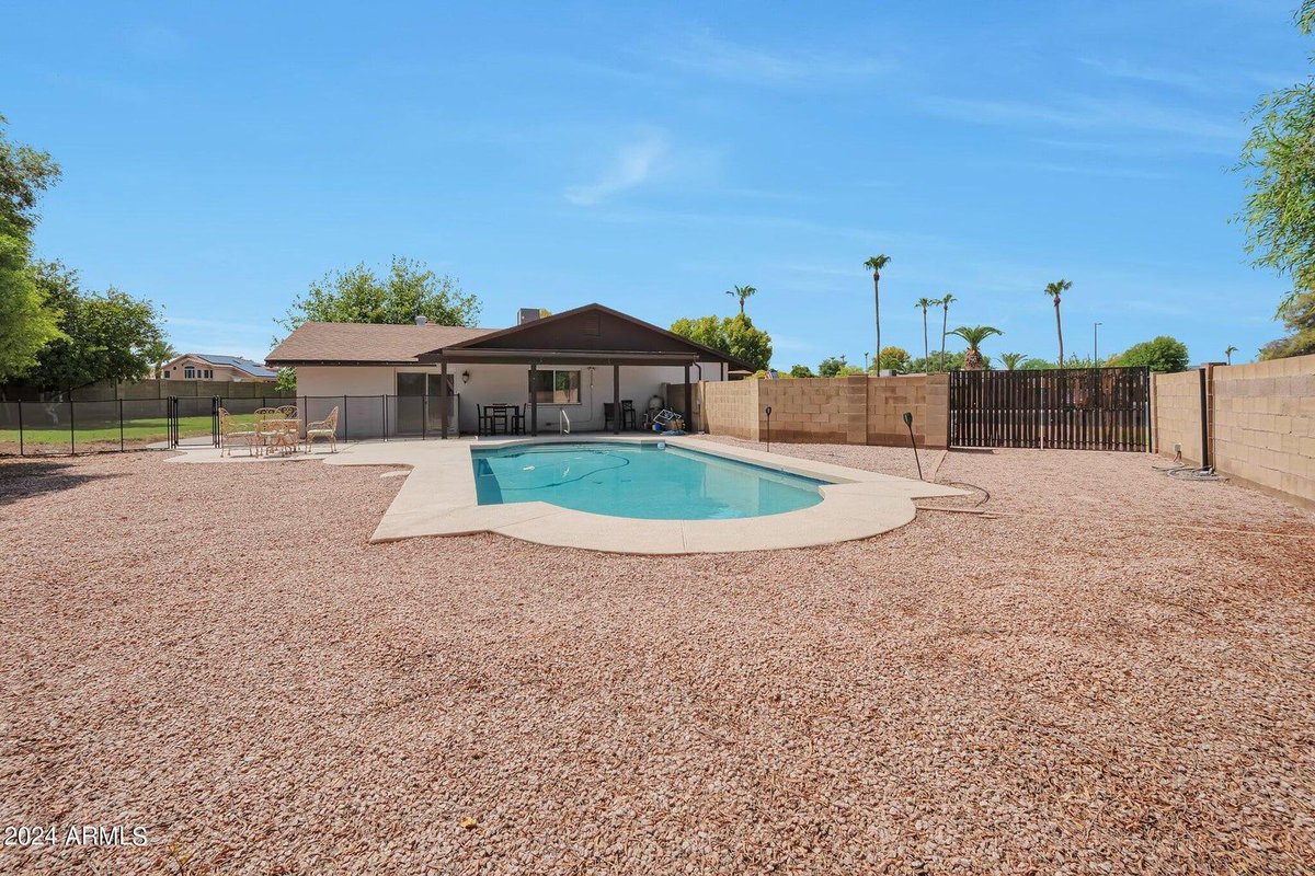 AlbertAZRealtor's tweet photo. ✨ **¡PRÓXIMAMENTE!** ✨ 
🏡 **Hermosa casa de 4 habitaciones en un cul-de-sac en 1/3 de acre cerca de DT Gilbert** 🌟  
🏘️Alberto Ceja Santiago - Your Home Sold Guaranteed Realty 🏠 
623-313-8534

LCO: 48 Venture Real Estate https://t.co/peFdqXaSC4