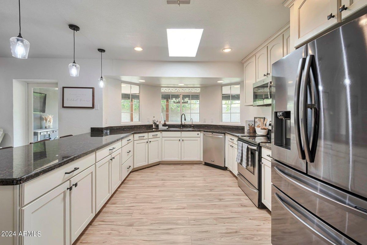 AlbertAZRealtor's tweet photo. ✨ **¡PRÓXIMAMENTE!** ✨ 
🏡 **Hermosa casa de 4 habitaciones en un cul-de-sac en 1/3 de acre cerca de DT Gilbert** 🌟  
🏘️Alberto Ceja Santiago - Your Home Sold Guaranteed Realty 🏠 
623-313-8534

LCO: 48 Venture Real Estate https://t.co/peFdqXaSC4