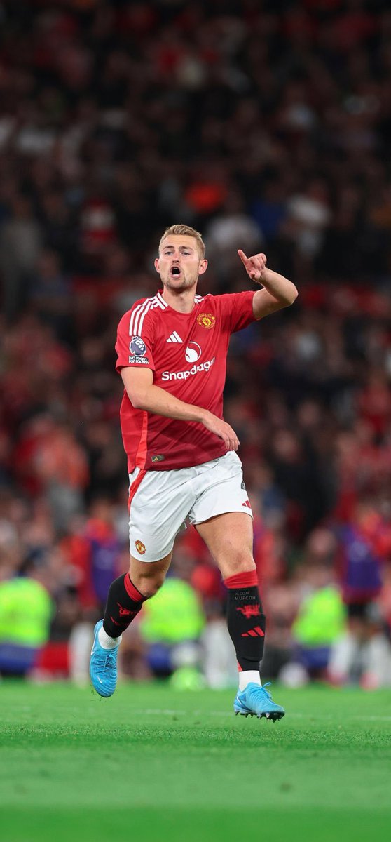 🚨Happy debut for the best dutch defender in the league. #MUFC