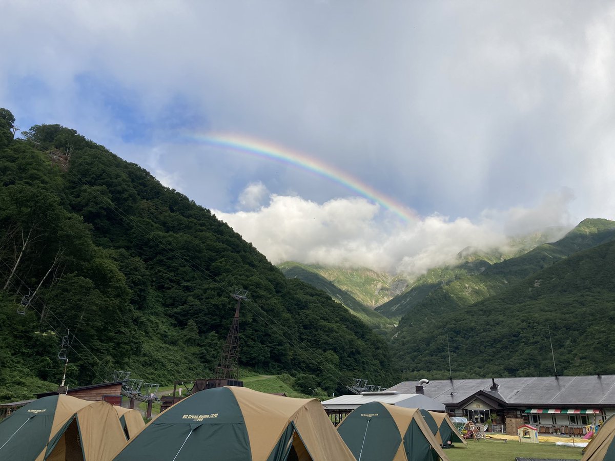 SUGIHALA's tweet photo. 白馬の朝、虹が出た。
たぶん私以外誰も見ていない。
興奮して子どもを起こそうとしたら起きなかった。

#hakuba47
#虹 https://t.co/kdkEtlIshy