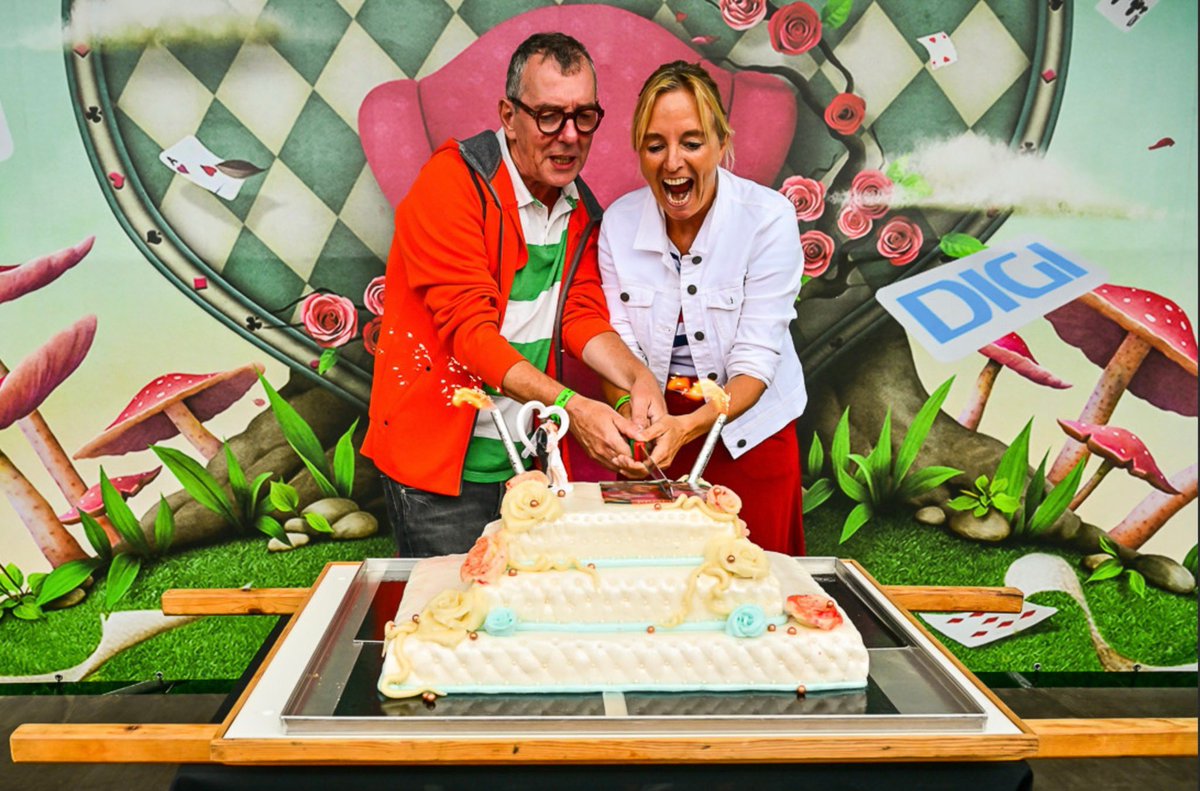 Mark en Bieke vierden samen met de fans hun 20e huwelijksverjaardag op Rijvers Festival. Het is precies 20 jaar geleden dat de aflevering ‘Het Huwelijk’ ingeblikt werd. 🎂