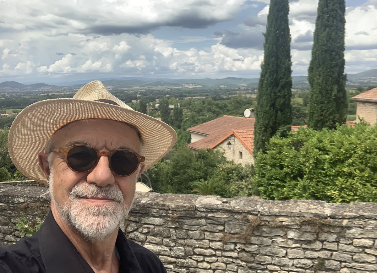 JMCambaceres's tweet photo. #Barjac #Gard. Gigantesque brocante: près de 400 exposants, parkings pleins, visiteurs de toute #Europe. Ce 16 août, lendemain anniversaire naissance de #Napoléon, bonne «chine»: livre rare de #Caulaincourt (En traîneau avec l’#Empereur) et assiette de Napoléon à #SainteHélène. https://t.co/Swwi7oify8