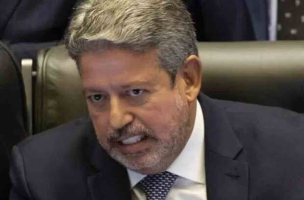 cesarcalejon1's tweet photo. Arthur Lira e todos que votam alinhados com ele não estão em guerra contra o STF, mas contra o próprio povo brasileiro. Esses parlamentares querem fazer a manutenção de um processo obscuro, que os permite manter os seus respectivos feudos, impede a renovação política, complica a governabilidade do governo federal e compromete a elaboração de políticas públicas eficazes. Independentemente de partidos ou posições ideológicas, são usurpadores da pátria. Lembre-se disso quando for votar.