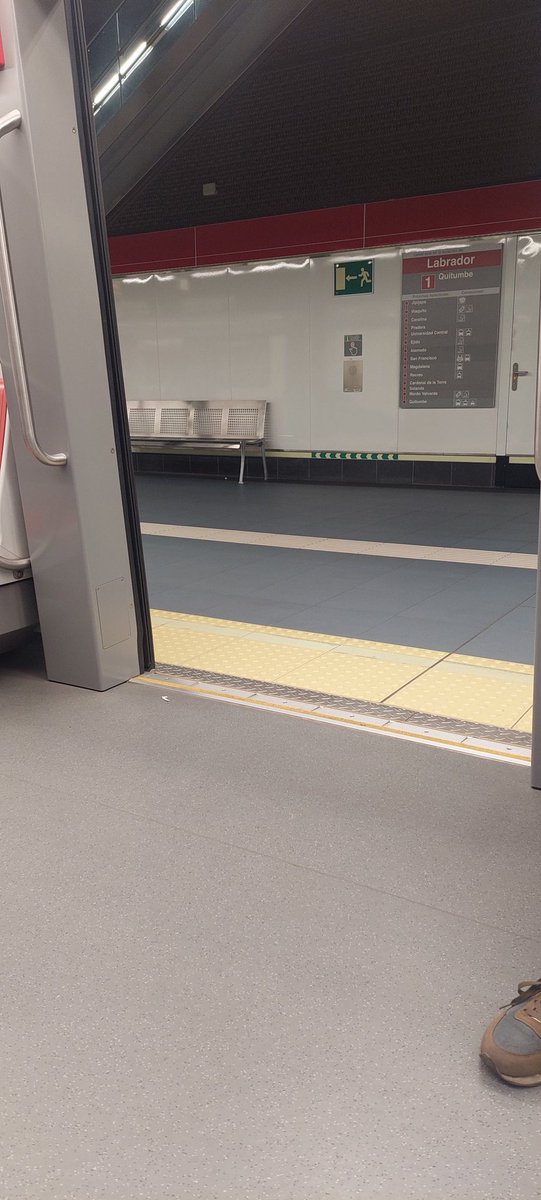 ealvalen's tweet photo. El centimetro de Quito, perdón el "metro" cada ves es más lento, se demora en cada parada y retraza a la gente @pabelml @AlcaldiadeQuito resuelvan los problemas no generen más, para eso están en los puestos. https://t.co/R0CtjlWUMS