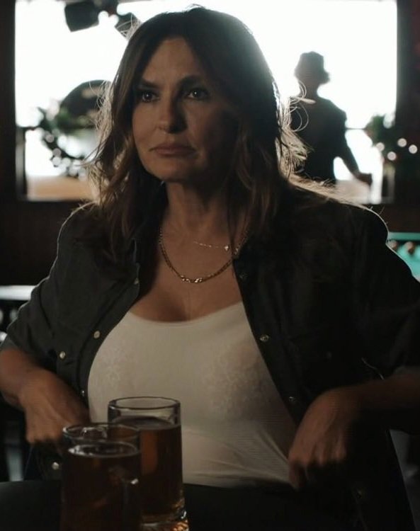 heymyfrenolivia's tweet photo. there are 206 bones in the human body 207 if i’m watching law and order svu https://t.co/XehRs7hjQr