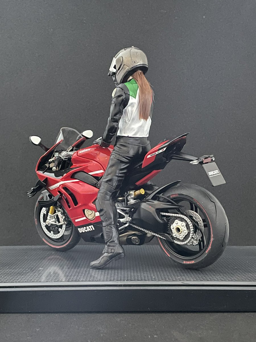 itoh_hirotaka's tweet photo. クラブM・ウーマンライダー完成しました。
愛機スーパーレッジェーラに乗ってぐるーっと1周。
#バイクプラモ盛り上げ隊
#バイク模型が好きだ
#CLUB_M
#The_Womens_Rider
#tamiyainc
#tamiya_plamodel
#タミヤ
#DUCATI
#SUPERLEGGERA_V4 https://t.co/Cte83J2U9F