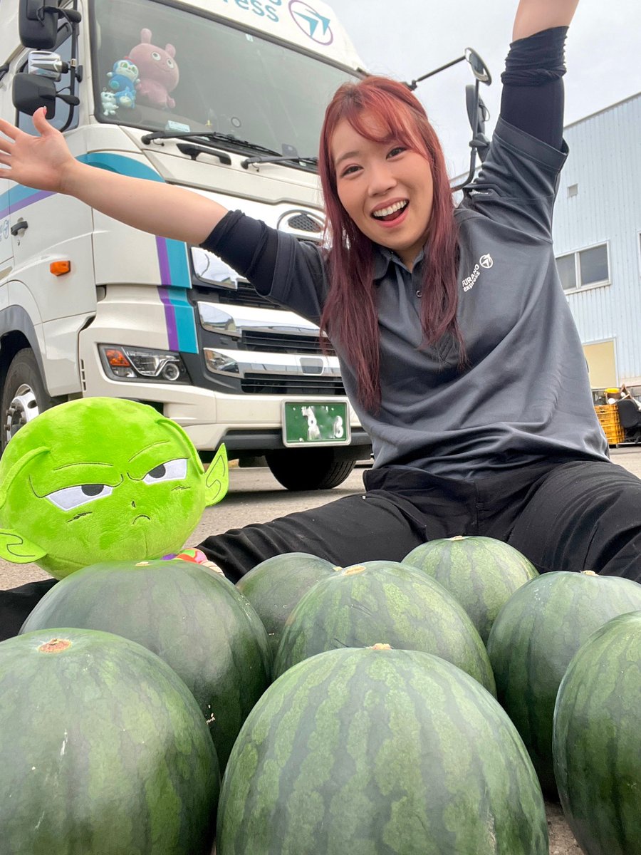 truckmeimei's tweet photo. 規格外品でも味は一級品✋😆🤚

出勤したら社員みんなへ
「小玉すいか」が支給されました🍉 https://t.co/yeBi0XojV0