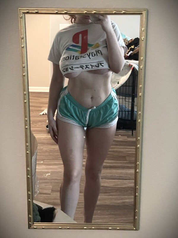 ReddHale's tweet photo. gamer gurl🎮♥️ https://t.co/w0WsRi5bz2