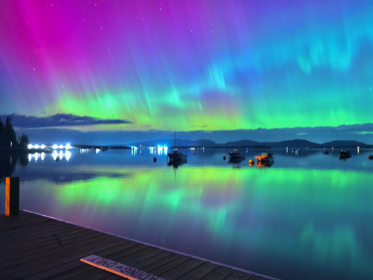 BostonDotCom's tweet photo. A Maine boat captain captured these stunning photos of the Northern Lights https://t.co/9yyvQs0RWx https://t.co/5aZvvB0zLx