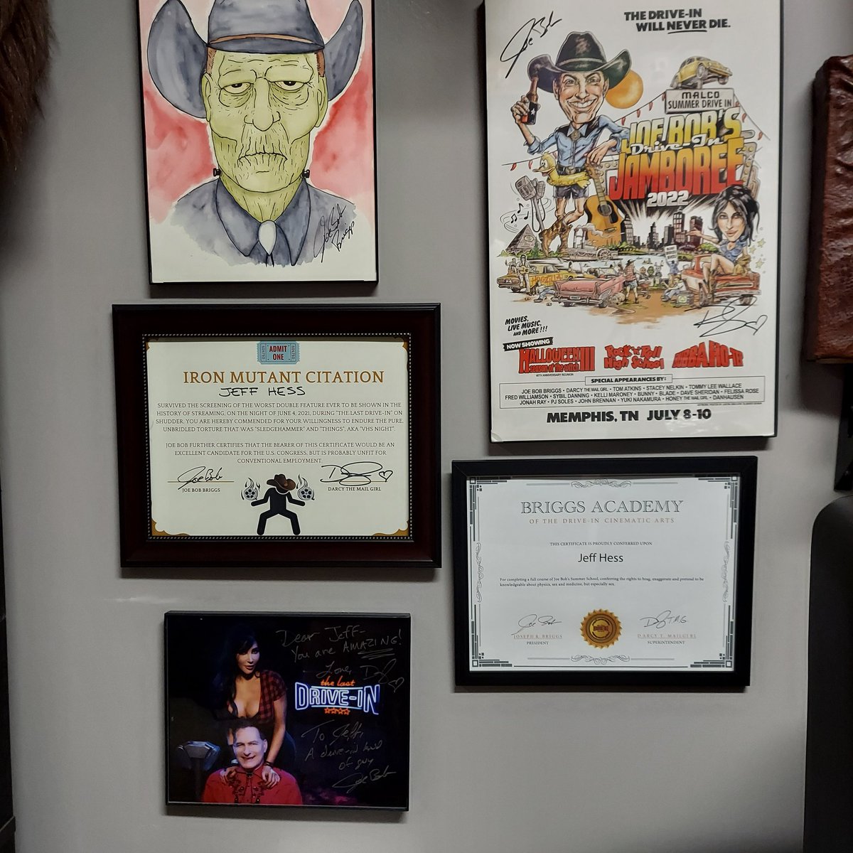 Jeff_Hess's tweet photo. Finally got my summer school diploma hung up. Fits in nicely on my last drive in wall. #TheLastDriveIn #JoeBobsSummerSchool #JoeBobsJamboree #Graduate #IronMutant #MutantFam
@therealjoebob @kinky_horror @TheLostDriveIn https://t.co/YsSnCWhrvH