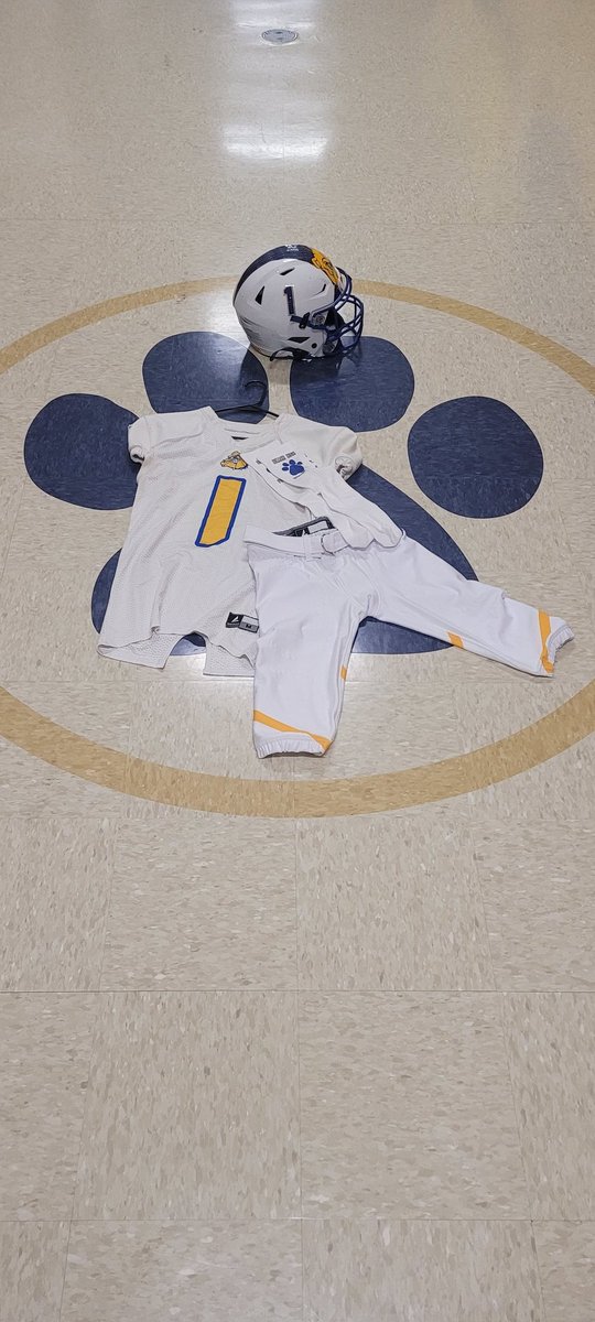 8timestatechamp's tweet photo. Game #1 vs. Calvary #Pawsup https://t.co/v8vGUnF6tn