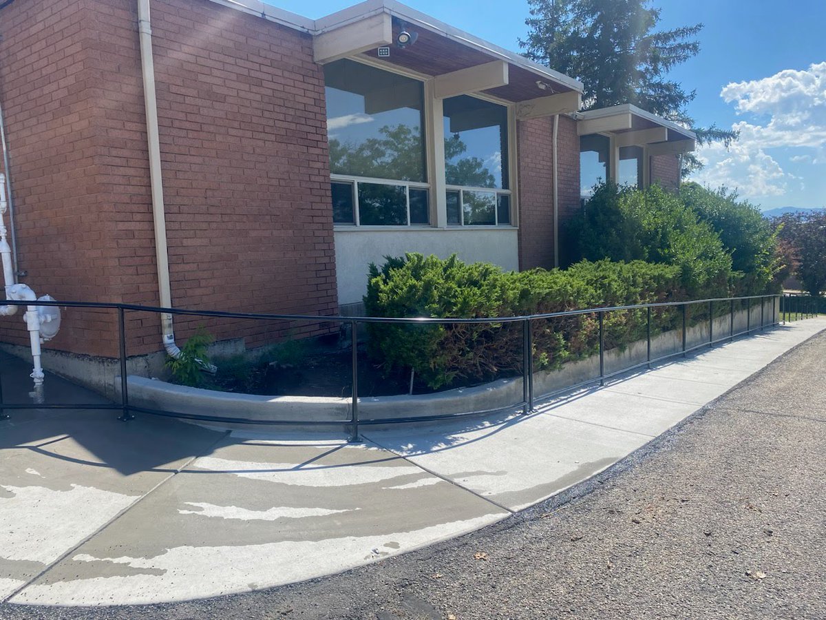 WesternFenceUT's tweet image. Fun Fact Friday: Western Fence Co custom makes ALL railing!

Check out this custom black powder-coated railing we just completed for one of our commercial customers!

westernfenceco.com/contact/

#CustomFabrication #CustomPros #CustomRailing #WesternFenceCoUtah