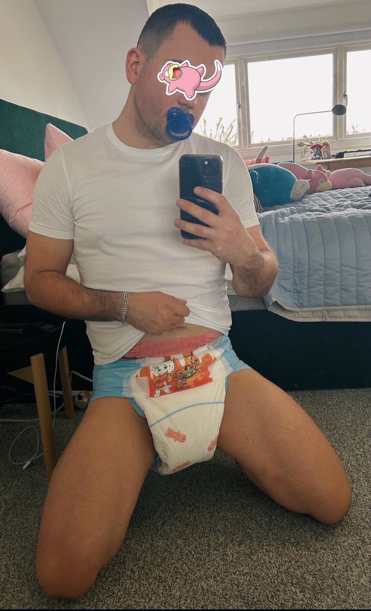 dlguy92's tweet image. Diapered up 🐶