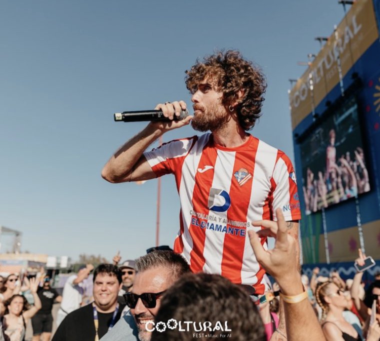 uda_enfurecida's tweet photo. Héctor Lacosta, cantante de @TuOtraBonita, con la camiseta del @PoliAlmeria en el Cooltural.

Honor. https://t.co/ESjZKhxz6p