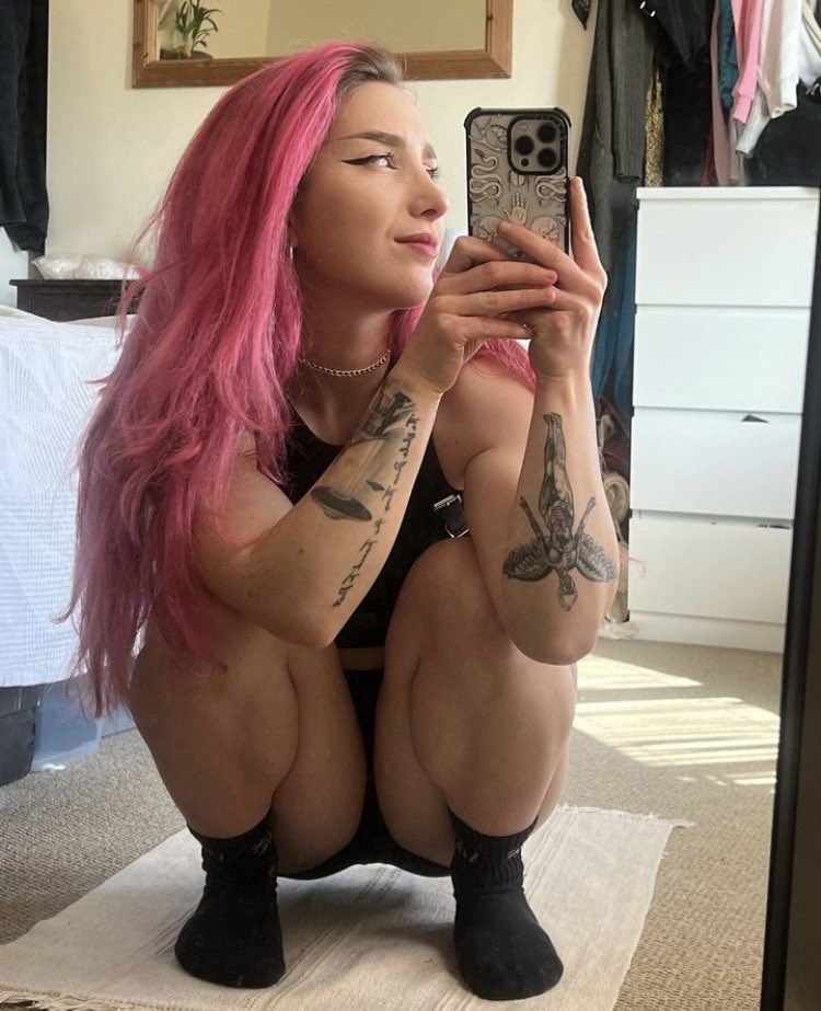 TopTierBeauties's tweet photo. Sophie Burrell is my new obsession https://t.co/1ITpZxeCzg
