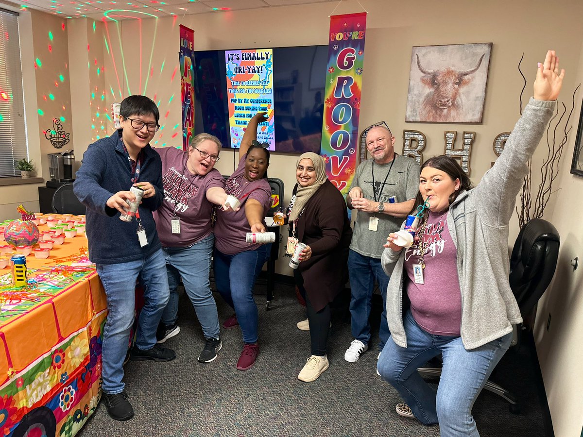 pinkpatterson's tweet photo. EVERY DAY they Hustling! They sure brought the CRAZY ENERGY this first week, so we refueled our @WeAreGRHS Staffamily’s tanks with a little FRI-YAY thankful treat! #BESTfirstweek #WeAreGR https://t.co/AQ1XVyZ6hc