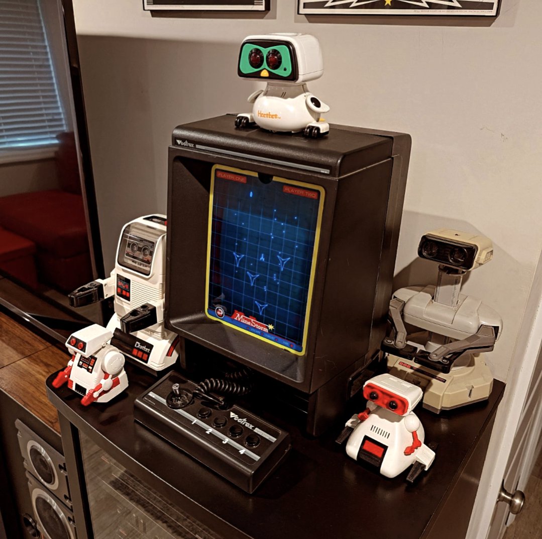 Pinwizkid's tweet photo. Any Vectrex fans in the chat? Robots for scale.

#robots #vectrex #1980s #arcade #robtherobot  #tomy https://t.co/B9bckkJsQP
