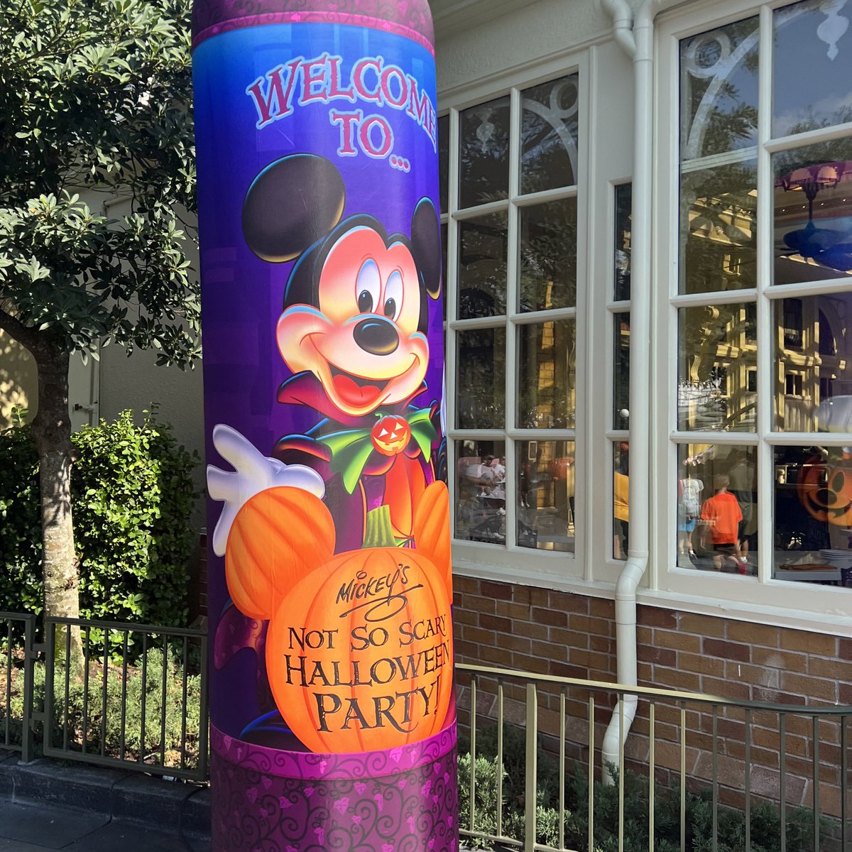 WAPope's tweet photo. Party time is finally here! #mnsshp https://t.co/eg3maX64oG
