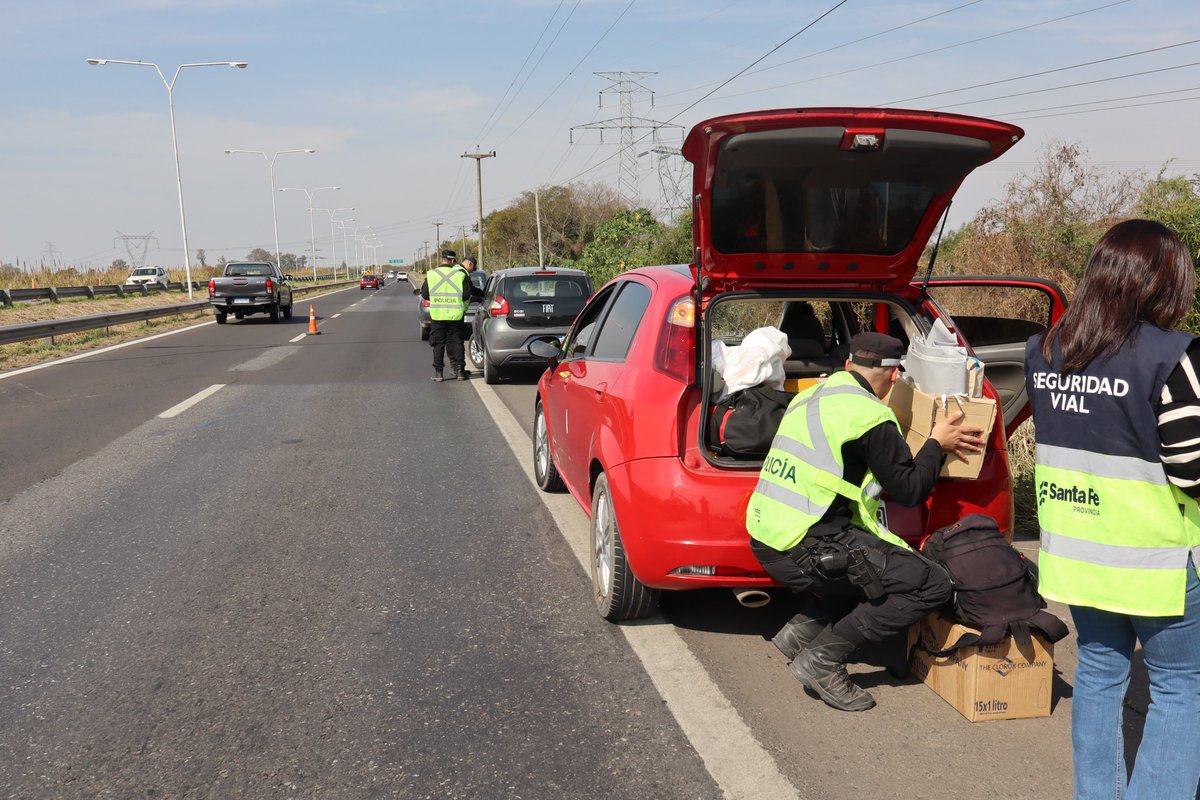 RedSegVial's tweet photo. 🚔 Operativos especiales en los accesos a #SantaFe de #RN168 y #RP1

🚗 350 vehículos fiscalizados
📝 39 actas labradas de las cuales 24 pertenecen a exceso de velocidad

👉 Se realizaron controles de habilitación para transporte de pasajeros, medidas de seguridad y documentación https://t.co/LYPc4zDfJr