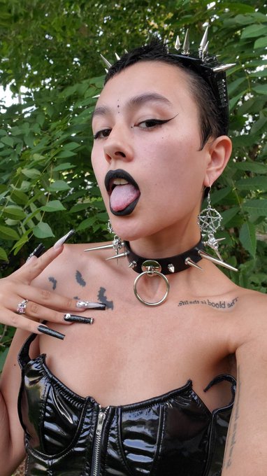 serving cvnt for alien romulus 🖤 https://t.co/j6j6WsLIdl
