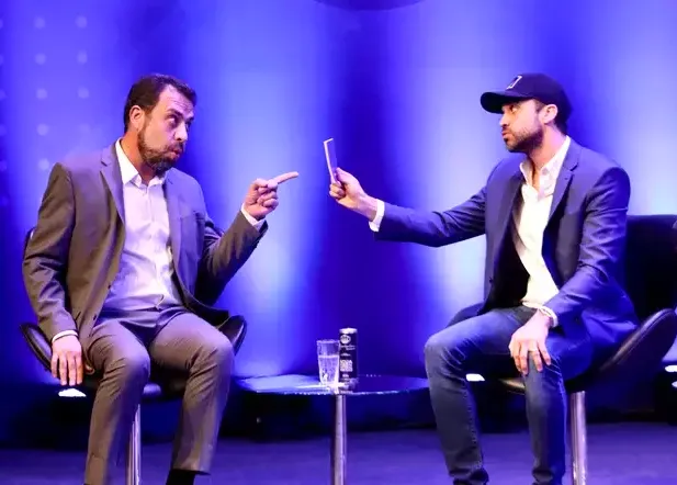 A tática da extrema-direita funciona porque explora as profundezas do psiquismo humano, via de regra, de forma infantil (no pior sentido do termo) e sem nenhum escrúpulo. 

Por exemplo: 

"Pablo Marçal deixa a unha do dedinho crescer para tirar cera do ouvido e comer, mas, agora,