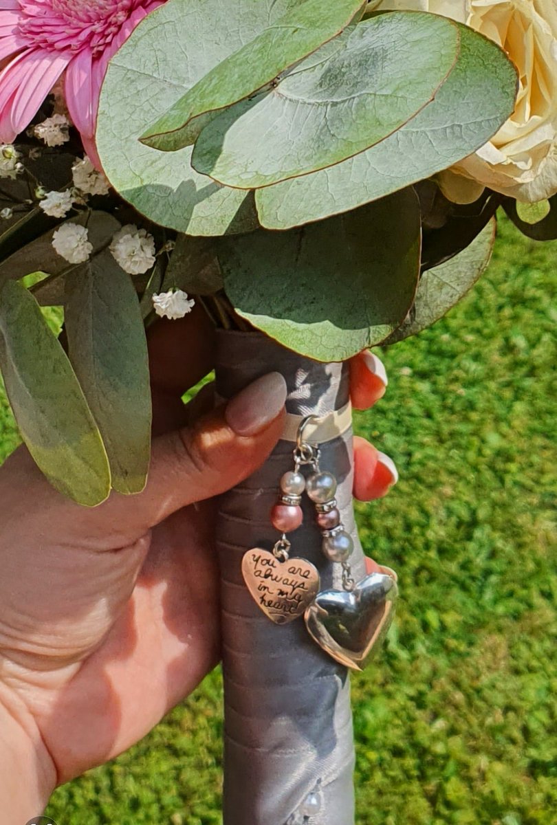 Marmiadoise's tweet photo. @Littlexdolls @PuerSucette Pareil pour moi, je l'ai acheté chez Etsy. Le cœur de droite est un medaillon avec les deux photos :) https://t.co/SoUi59u7Vq