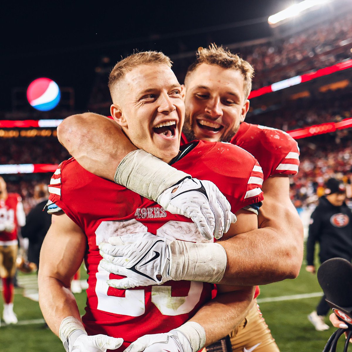 Kyle Shanahan does a special thing this time of year for the #49ers coaches &amp; players.

Today he canceled walkthroughs, so the team can go out to dinner with their positional groups &amp; positional coaches tonight.

Team Bonding &amp; Culture Building. #FTTB