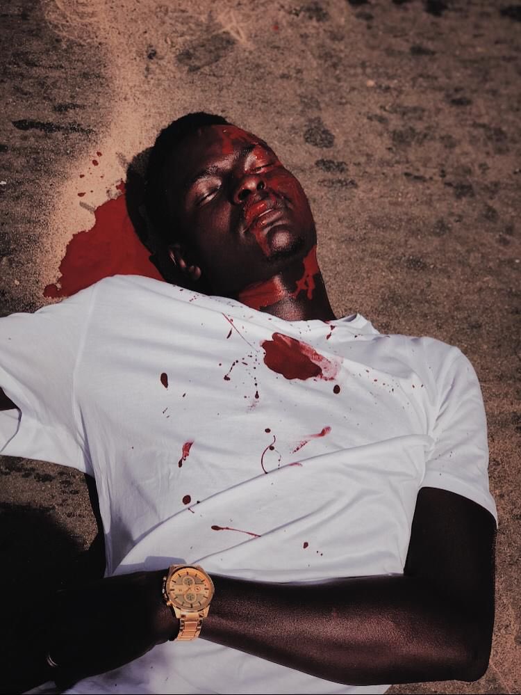 Affaire du jeune tué à Thies. On pouvait éviter tout cela. Aduna dou keur diaroul yakamti sa weurseuk. Dieul nga bakanou domou diambour far niak si sa bakan lepp nguir alalou aduna. Louko fi diar ? Naniou delosi souniou xel té bania yakamti, nitt do lekk lou nekoul sa weurseuk