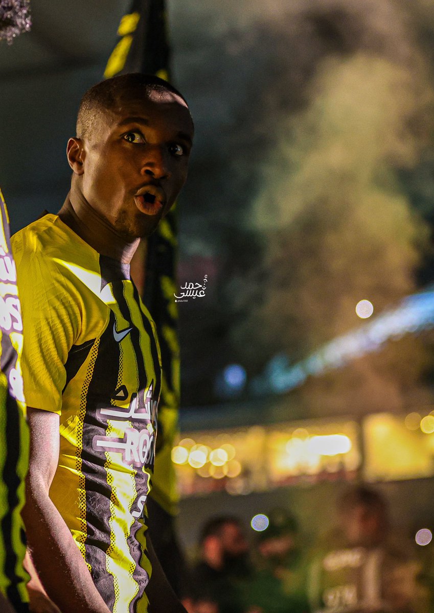 🌟 موسى ديابي لحظة استقبال جمهور #الاتحاد له في حفل التقديم 💛🖤