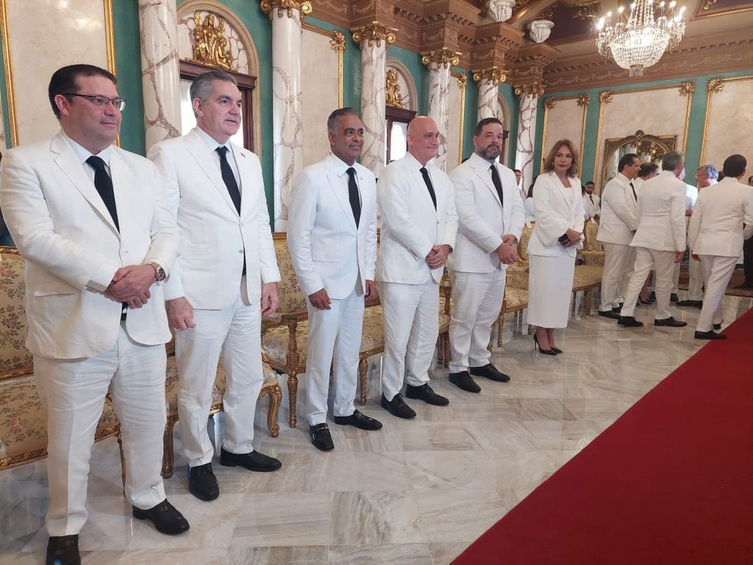 SanzLovaton's tweet photo. Gracias al presidente @luisabinader por confiar nuevamente en mí y reconfirmarme como director general de Aduanas. Es un honor y una gran responsabilidad continuar liderando los esfuerzos para modernizar y fortalecer nuestras @aduanard. Estoy comprometido en seguir trabajando con determinación para que la RD 🇩🇴 se consolide como un hub logístico de clase mundial, aprovechando nuestra posición geográfica estratégica y promoviendo el desarrollo económico de nuestro país. Juntos, seguiremos impulsando los cambios y transformaciones necesarias para un futuro mejor para todos.