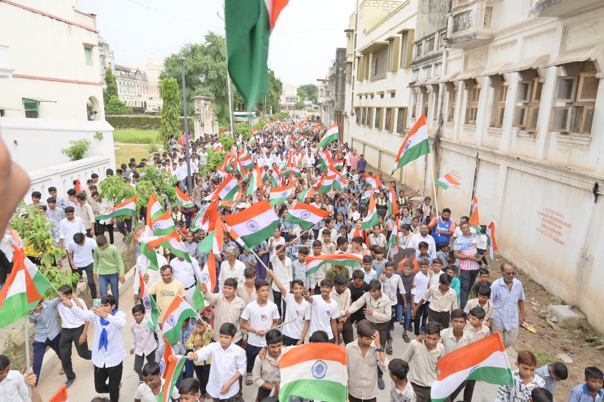 Dhavalsinh811's tweet photo. ભાદરણ તા: બોરસદ ખાતે ૭૮ માં સ્વાતંત્ર્ય પર્વ ની અભૂતપૂર્વ ઉજવણી ..!!
ગ્રામ્ય વિસ્તાર માં કાયમી ધ્વજ પોલ ઊભો કરાયો.. સંપૂર્ણ ગામ ધ્વજ વંદન બાદ ની ત્રિરંગા રેલી માં જોડાયું .. Glimpse of the day ..
@BhadranGP9 
@DDO_Anand 
@CollectorAnd 
@sdmborsad 
@BorsadTdo 
@MahitiAnand https://t.co/QxMvjjcH0v