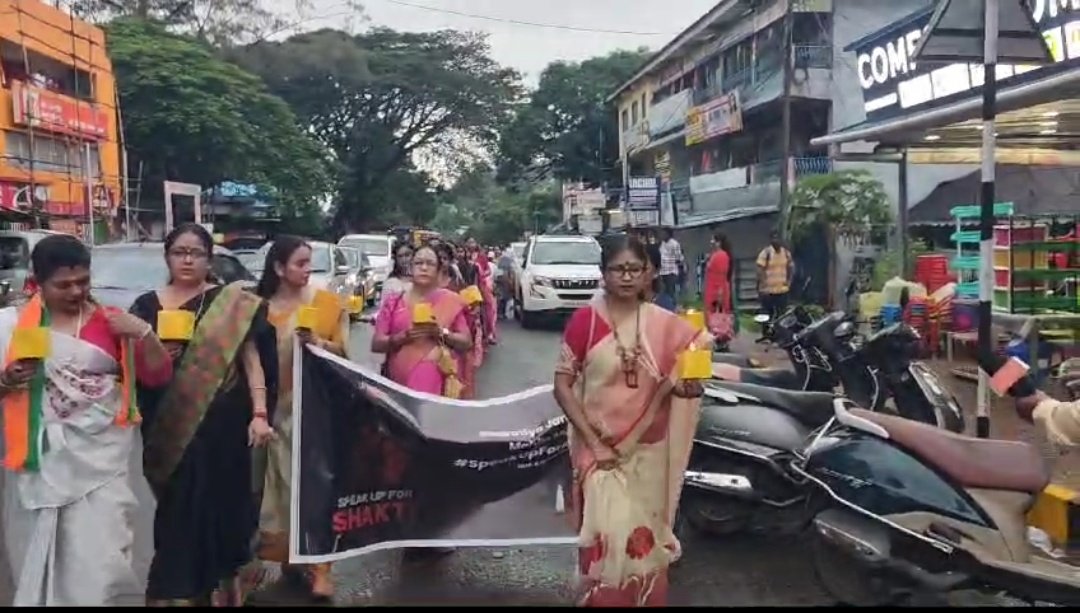 Sampa_Banerjee6's tweet photo. @BJMM_4AN conducted a #SilentCandleMarch against the incident of rape and murder of a woman doctor at RG Kar Medical College and Hospital in Kolkata
#SpeakUpForRGKVictim 
#Mamtamustresign
@narendramodi @AmitShah @blsanthosh @VanathiBJP @BJPMahilaMorcha @RaghunathKulka5 https://t.co/7elWws09q7
