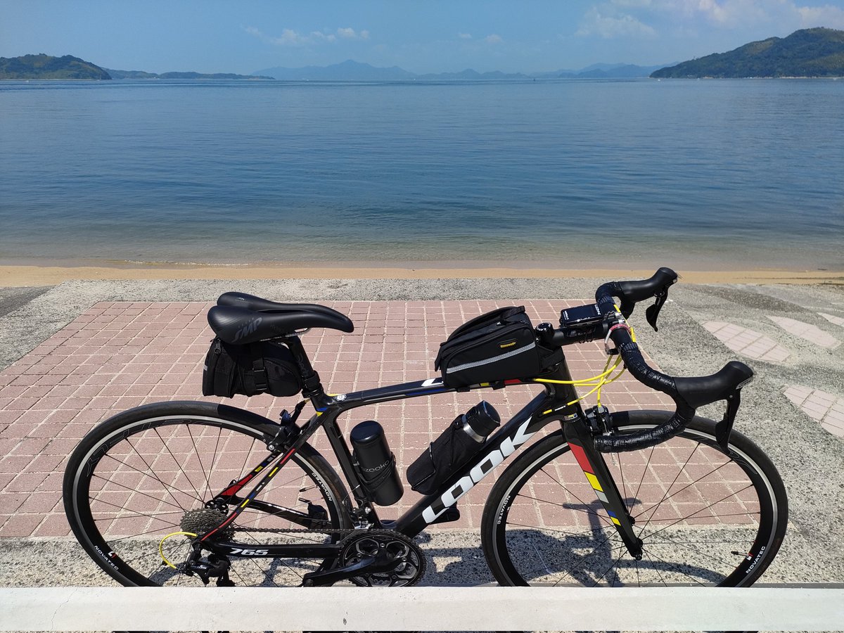 yurucyclist's tweet photo. 昨日のしまなみライド🚴

日向はアツアツやけど、風はそこそこあったから日陰になると凉しい場面も👍

暑いけどその陽射しが海をキレイに見せてくれるー🌞

#ロードバイク
#しまなみ海道 https://t.co/O3YR2I8vW1