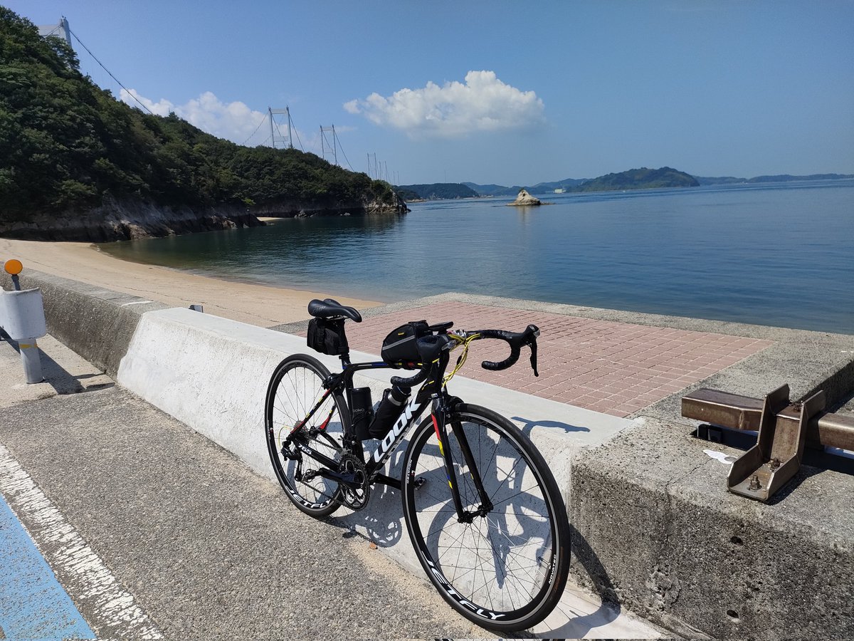 yurucyclist's tweet photo. 昨日のしまなみライド🚴

日向はアツアツやけど、風はそこそこあったから日陰になると凉しい場面も👍

暑いけどその陽射しが海をキレイに見せてくれるー🌞

#ロードバイク
#しまなみ海道 https://t.co/O3YR2I8vW1