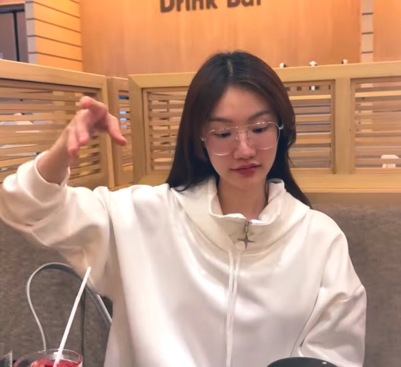 dear87638573's tweet photo. 这图截得我都想笑.奇奇怪怪的截图

SAY ATOM VLOG JULY 
#AtomWorkLifeBalance
#atomapcy #konkonbabe https://t.co/9iZbc62oPH