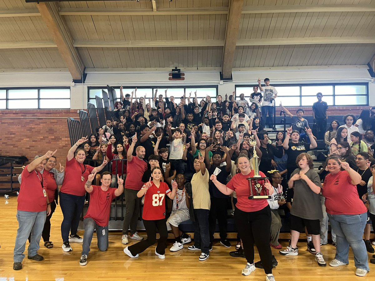 LuvUTurnerBears's tweet photo. Great way to end to the first week of school and BEARAPALOOZA with a Pep Assembly. We ended with a tie today for the trophy.  #TMSlimbo #TurnerFamily https://t.co/GwUGrU55nQ