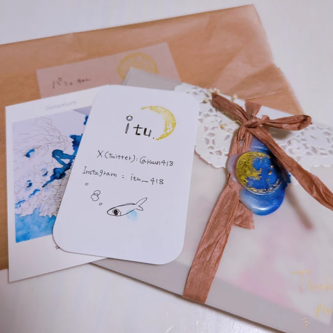 いつちゃん( )の原画「眼差し」届いたー!!! まず届いたお箱が可愛すぎて開けるのもったいなかった… 中のラッピングともすごくこだわりを感じて最高… イラストもほんとに素敵!!!コースター可愛い!!ほんとにありがとう!!