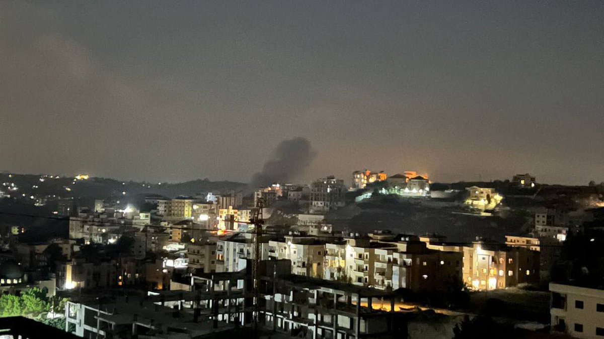 Poletico_News's tweet photo. 🇱🇧 | #Lebanon 

Israeli aircraft target Wadi Al-Kfour in the city of Nabatieh, southern Lebanon.

#Israel | #Hezbollah | #MiddleEast https://t.co/hSeh4z426Y