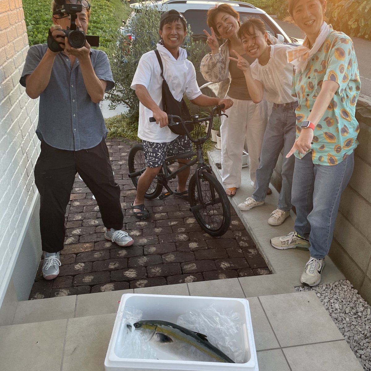 apppppricot's tweet photo. 昨日国税局を名乗る不審人物が鰤置いてったんやけど通報するのが正解だった？？？

ちなみに今日の晩ご飯は鰤のフルコースです🐟 https://t.co/yaSH8F0Lyh