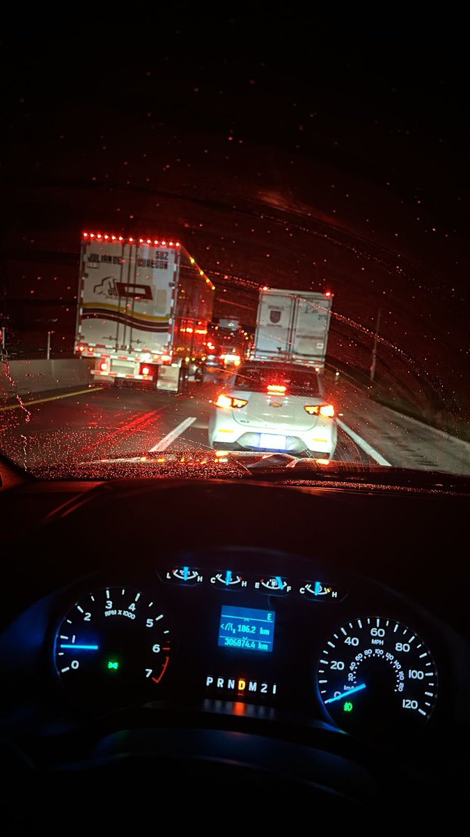 elsa_orbe's tweet photo. @CAPUFE  ¿algún incidente en la carretera Apaseo el grande -Palmillas? Carretera 47D, está totalmente detenido https://t.co/KME1ZZc1hX