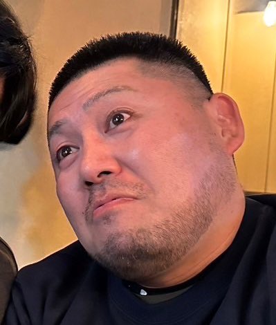 SAKU4336's tweet photo. 韓国の方のお肌が綺麗なのを『陶器肌』と言うらしいのですが、先日まで『透輝肌』だと思ってて。
透明で輝いている、はさすがに言い過ぎなんかと反省。
毛穴レスで陶器みたいにツルツルってことね！なるほどね！
そんな陶器肌になれる（かもしれない）毛穴洗浄機を当院に導入しようかマジで検討中。 https://t.co/AEXLWDTBAB