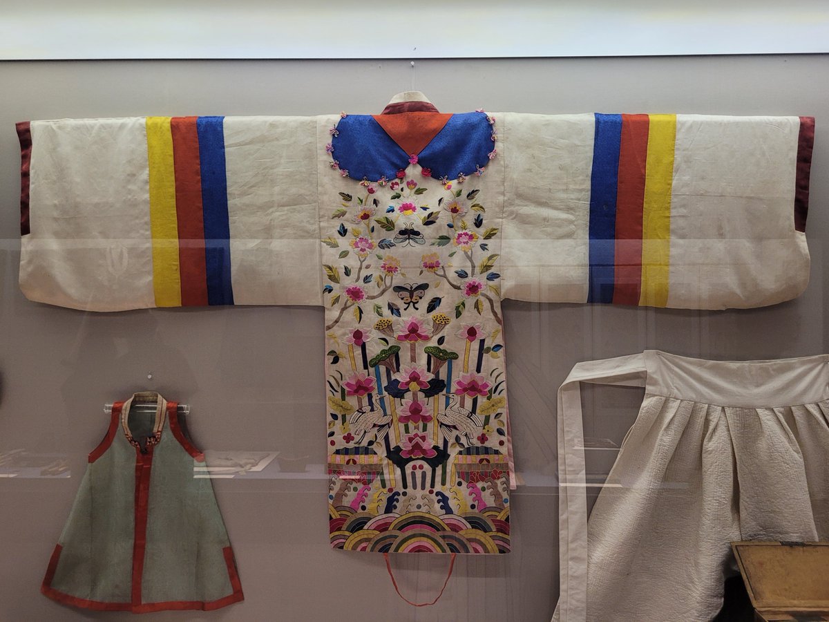 HanbokPantry's tweet photo. #한복 #Hanbok #韓服 #チマチョゴリ #우리옷 #Wuriot #Korea #韓流 #한복_챌린지 #Hanbok_challenge

제주오면 #본태박물관에 꼭 들러보세요
흰색 활옷 처음 봤는데 구한말 유행했던 하트 모양 등바대와 천조각으로 만든 연꽃 장식의 댕기 그리고 화려한 수혜
가장 화려�� 신부였던 것 같습니다. https://t.co/hHuZsGQmOv