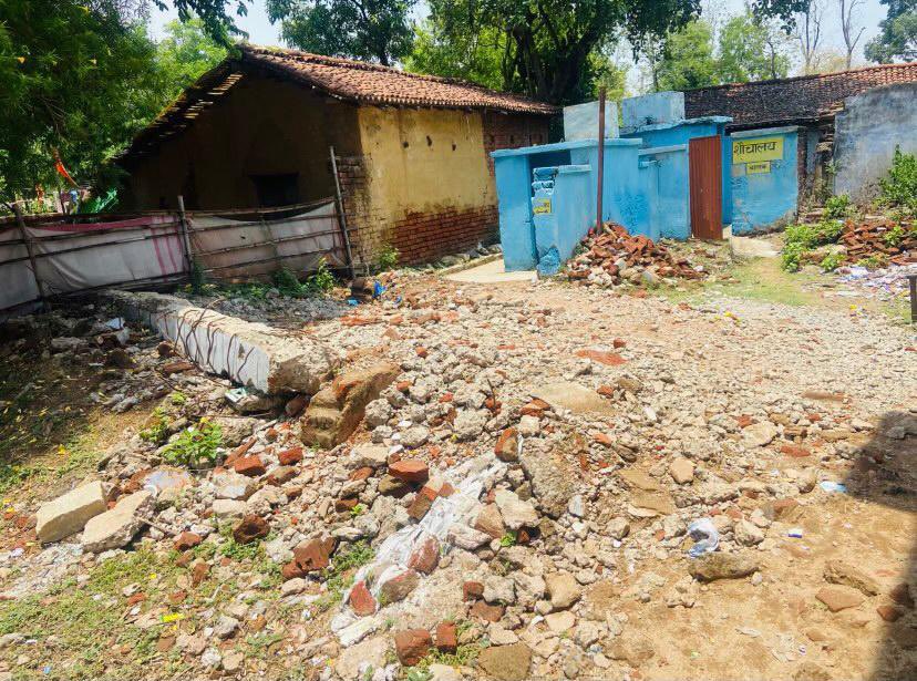 2019 : Rooms were demolished for new infrastructure. 

2024 : Not a single bricks added - No rooms for students to study.  

Why can’t the Jharkhand state government feel the pain of these students?

Is this the start of closing the 112 years (Oldest Odia school) in Jharkhand?