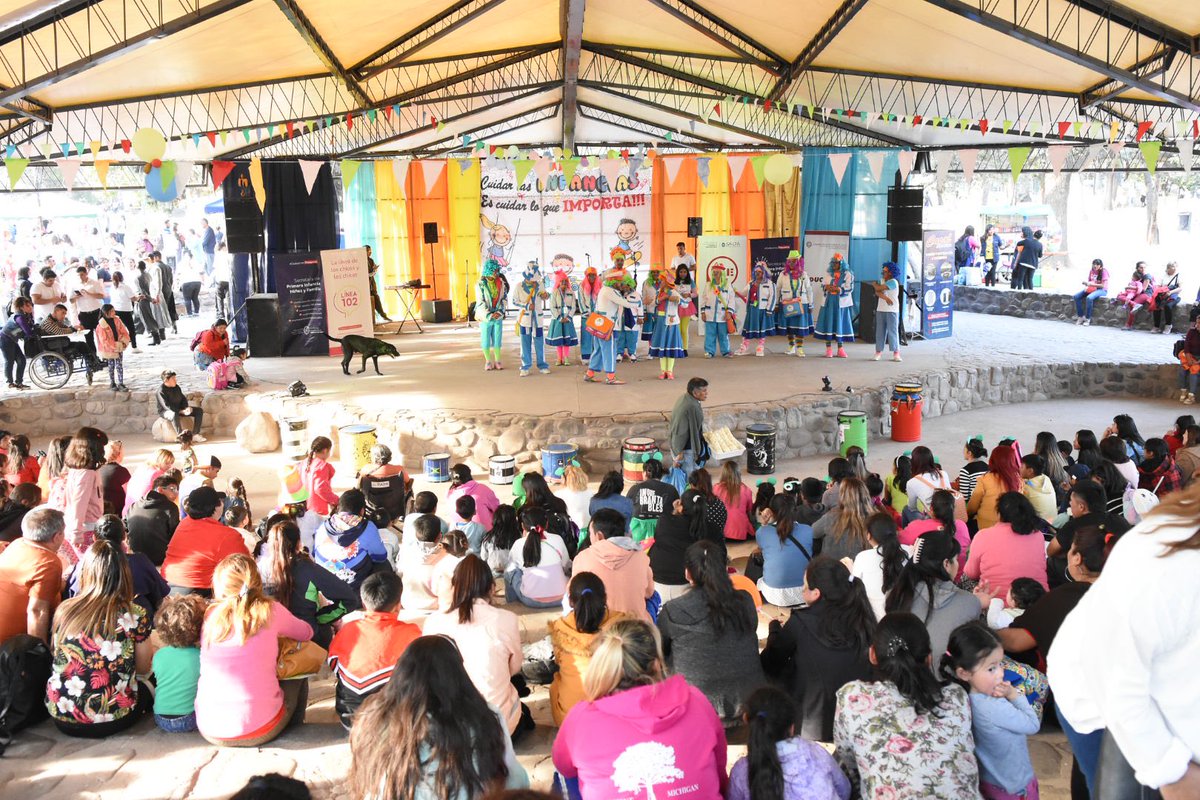 GustavoSaenzOK's tweet photo. Más de 400 niños salteños festejaron el Día de las Infancias en el Parque San Martín 👧🏻🧒🏻

👉🏻 El festival “El Escenario es nuestro” contó con experiencias recreativas para niños y adolescentes que se encuentran en dispositivos proteccionales. Hubo expresiones artísticas como Batucada Calxa, juegos recreativos, baile de Folclore Zamba, Chacarera, carnavalito, bailes urbanos, coreografía infantil, obras de teatro, canto y baile cumbiero 🙌🏻

🙂En este día me siento emocionado por verlos disfrutar ¡Los quiero mucho! ♥️ Cuidar a nuestros niños es cuidar lo que importa 🫶🏻