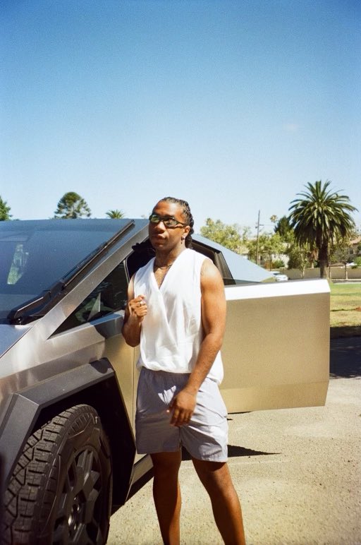 LILBTHEBASEDGOD's tweet photo. Extremely rare photo of Lil B! Collect!!! - Lil B https://t.co/XPan2hgIzN